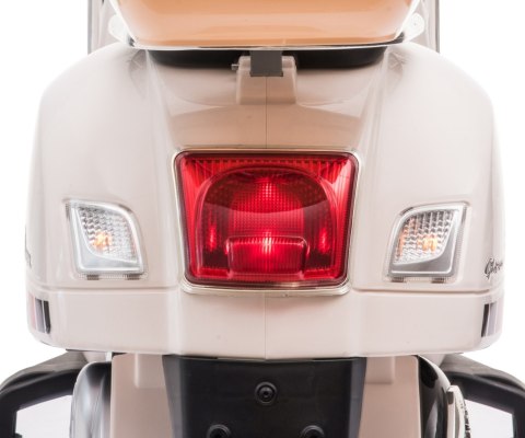 Milly Mally Jeździk na akumulator Vespa GTS Super White Milly Mally Jeździk na akumulator Vespa GTS Super White
